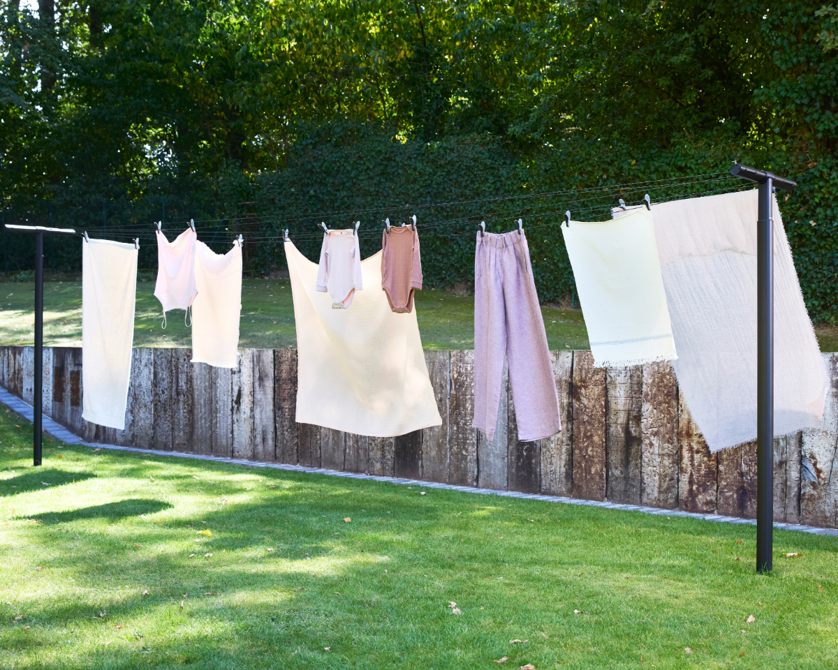 Économique, robuste et vraiment élégant — sécher le linge à l’extérieur vient de s’améliorer avec les nouvelles cordes à linge Brabantia HangOut avec poteaux, 50 mètres.