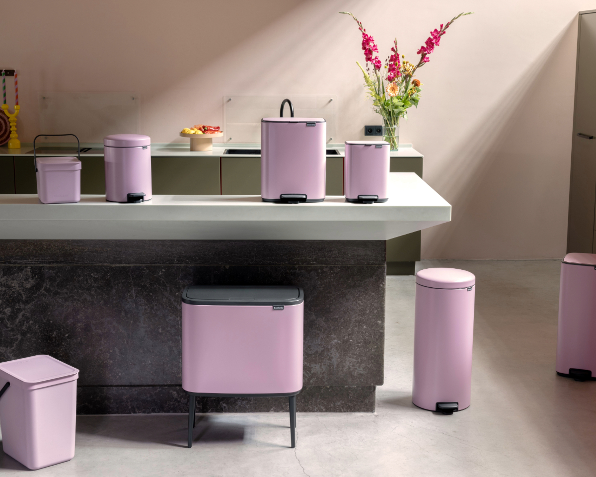 Colección de gestión de residuos en Lilac Pink con Bo, NewIcon y cubos Sort&Go Six; en la encimera se muestran un pequeño cubo Sort&Go, un pequeño cubo NewIcon con pedal y dos cubos Bo con pedal. En el suelo vemos versiones más grandes del cubo Sort&Go, del Bo touch bin y de un cubo NewIcon con pedal.