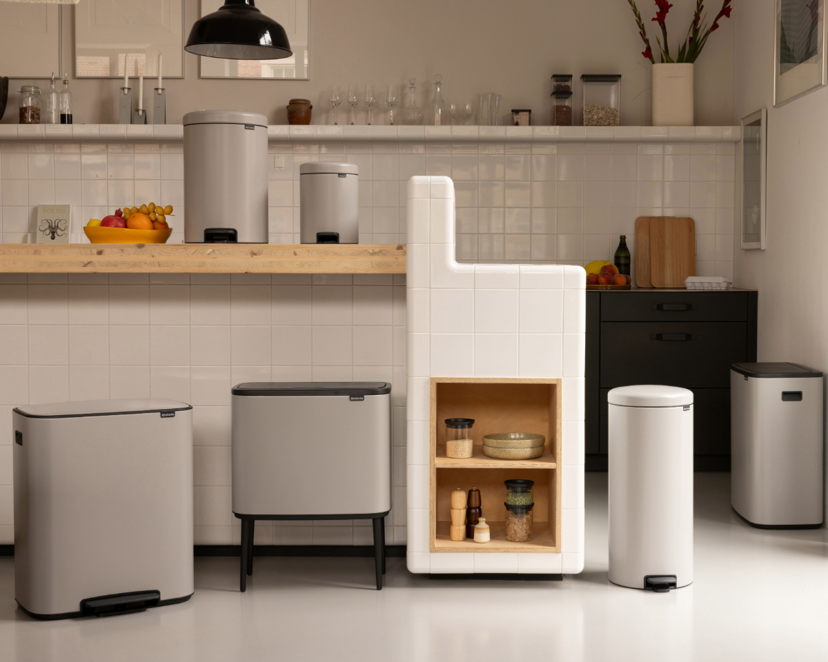 Colección de gestión de residuos Soft Grey con varios Touch y Pedal Bins en una habitación junto con NewIcon y Touch Bin New Todo tipo de cubos touch, desde grandes hasta pequeños, en Soft Grey. Algunos cubos tienen patas y otros no. La habitación parece una cocina con un ambiente cálido y acogedor y un tema claro