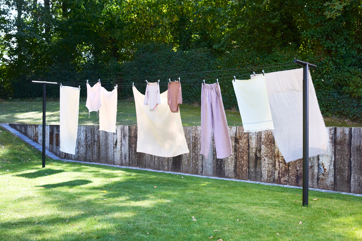 HangOut waslijnen met palen 50M Energiebesparend, sterk en stijlvol — buiten was drogen is naar een hoger niveau getild met de nieuwe Brabantia HangOut waslijnen met palen, 50 meter.