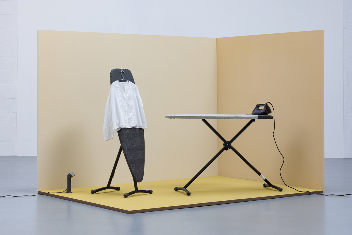 Stoom‑ en strijkplank, een twee‑in‑één oplossing voor stomen en strijken De geliefde Brabantia Strijkplank D, honderd vijfendertig bij vijfenveertig centimeter, heeft nu nog meer te bieden dan het extra grote strijkoppervlak, de handige schoudervorm en de geïntegreerde parkeerzone voor je strijkijzer