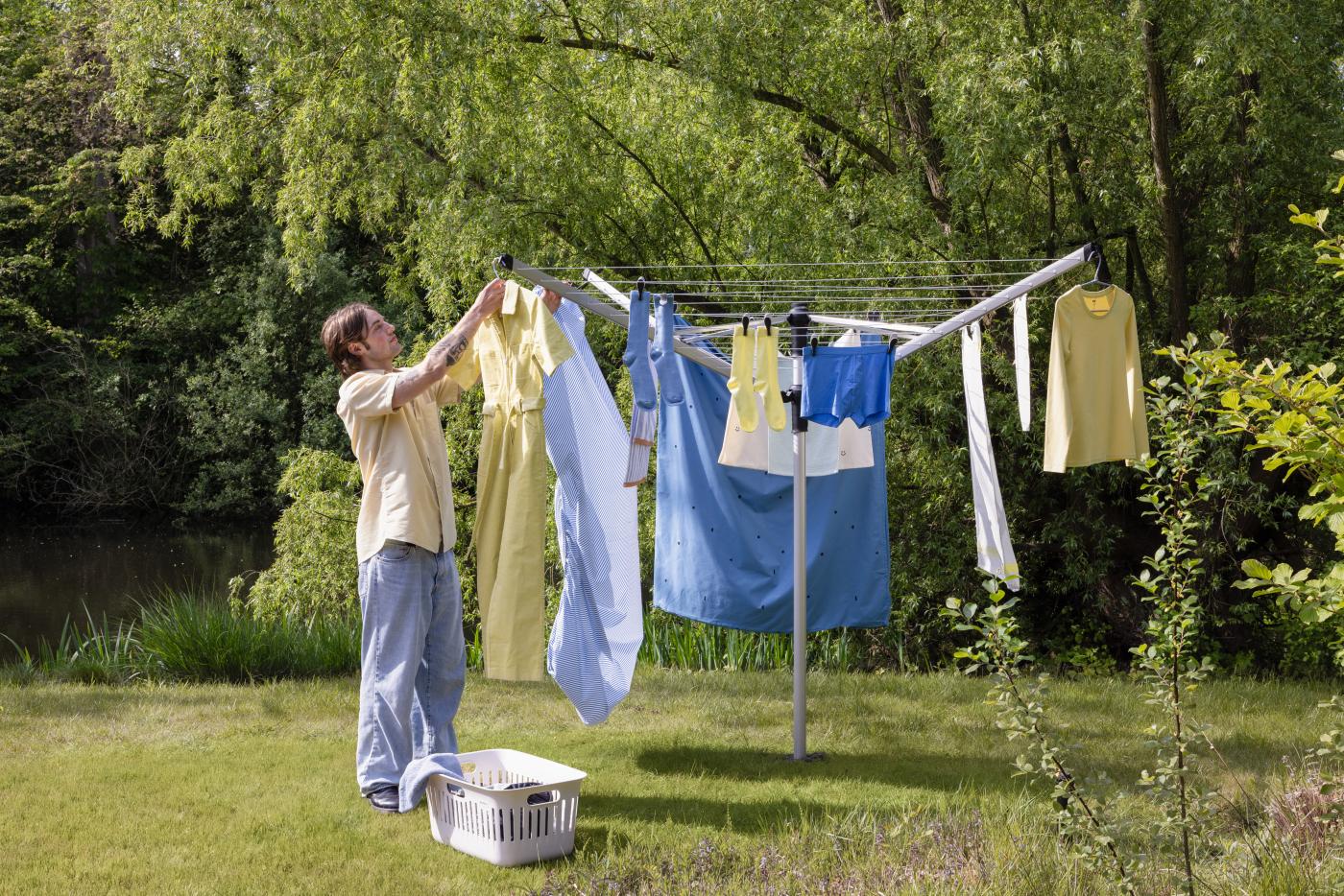 Séchoir Lift-O-Matic 50 mètres de Brabantia avec ancre de sol et sac de pinces à linge. Disponible en coloris vert feuille.