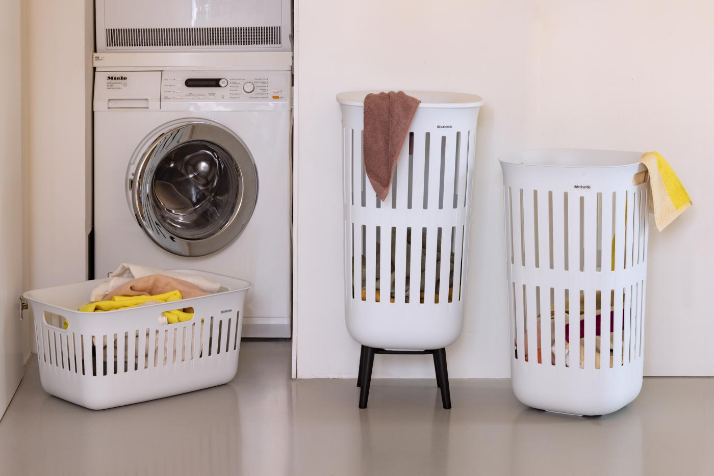 De Linn wasmandcollectie: opvouwbare wasmanden & stevige, hoge manden met kurken deksels in zwart, wit, lichtgrijs, donkergrijs en mint.