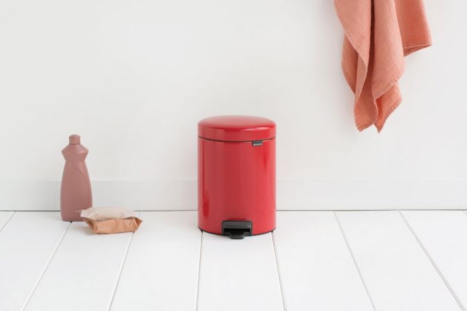 NewIcon Step on Trash Can 1.3 gallon (5 liter) - Passion Red