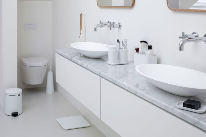 Escobilla de baño con soporte ReNew - White