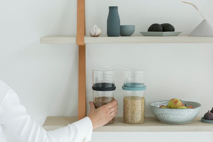 Bote con taza medidora 1 litro, vidrio - Mint