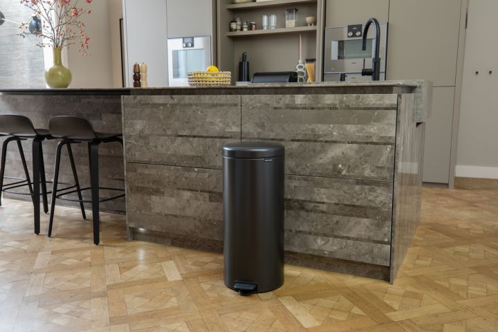 Poubelle à pédale newIcon 30 litres - Confident Grey