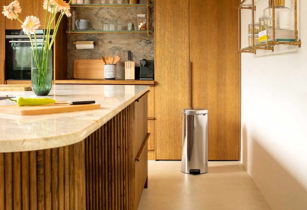 NewIcon Step on Trash Can 8 gallon (30 liter) - Brilliant Steel