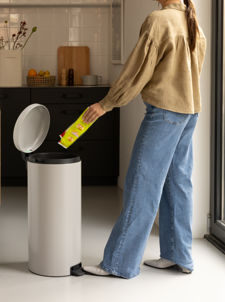 Brabantia Newicon Pedal kanta soft grey detalji