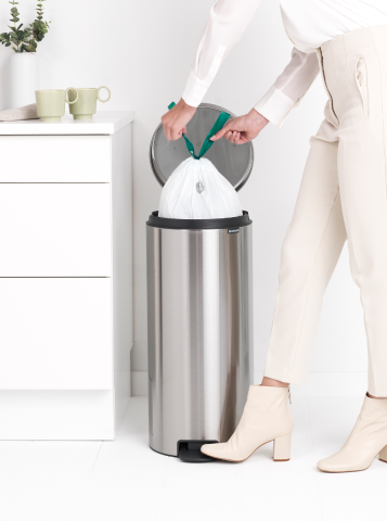 NewIcon Step on Trash Can 8 gallon (30 liter) - Matte Steel Fingerprint Proof