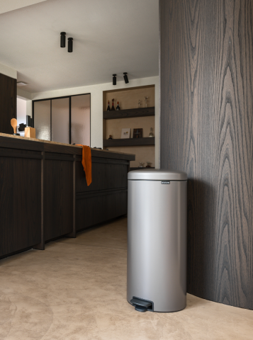 Step on Trash Can newIcon 8 gallon (30 liter) - Platinum