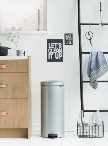 NewIcon Step on Trash Can 8 gallon (30 liter) - Metallic Gray