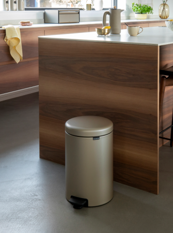 Poubelle à pédale newIcon 20 litres - Metallic Gold