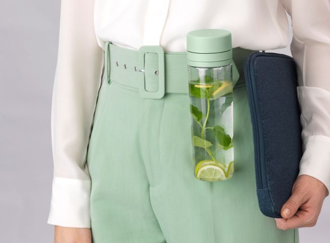 Make & Take Water Bottle With Strainer, 16.9 oz (0.5 L) - Jade Green