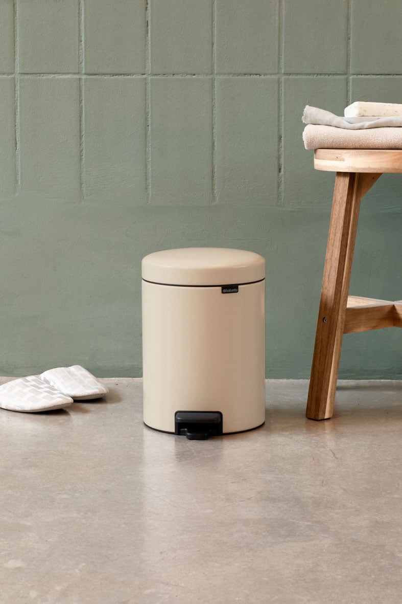 Green Brabantia pedal bin, ideal for the bathroom. Discover the pedal bin collection here.