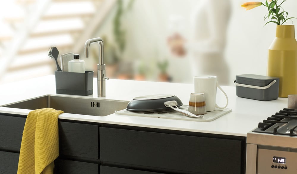 https://www.brabantia.com/cdn-cgi/image/format=auto,onerror=redirect/media/wysiwyg/content/information-pages/Sink-Side-page/clean-sink.jpg