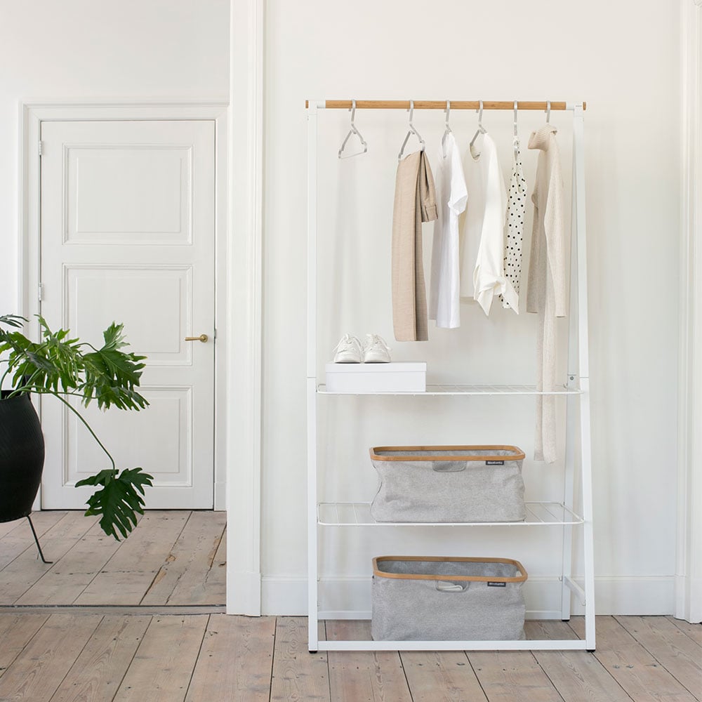 Portant vêtements Linn blanc de Brabantia au design léger avec barre robuste en bambou. Également disponible en noir.