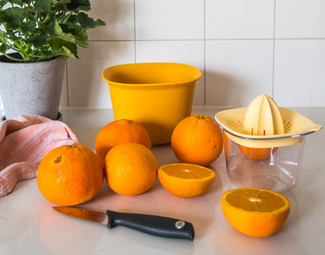 Tres platos con naranjas