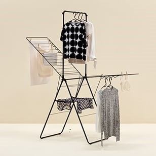 Tower drying rack, retractable clothesline and door-mounted drying rack from Brabantia: handy and space-saving. 