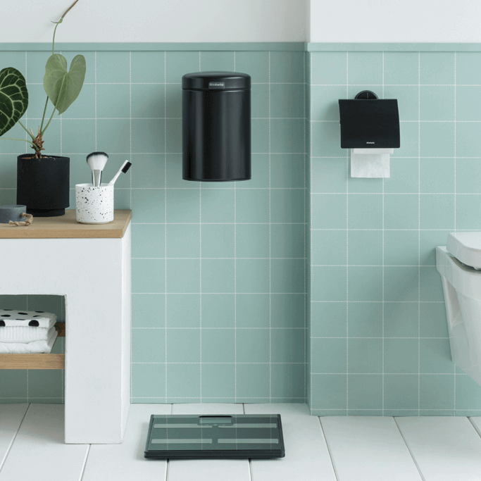 Kleiner schwarzer Brabantia Mülleimer zum Aufhängen ideal fürs Badezimmer. 